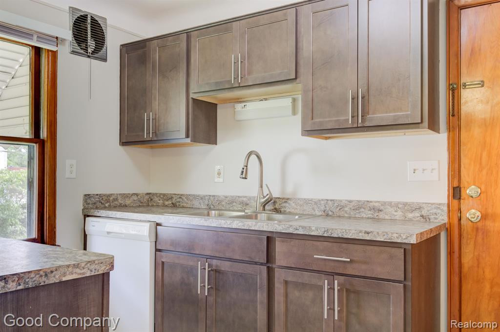 8750 W 9 MILE Road, Oak Park, MI 48237 — Photo 8