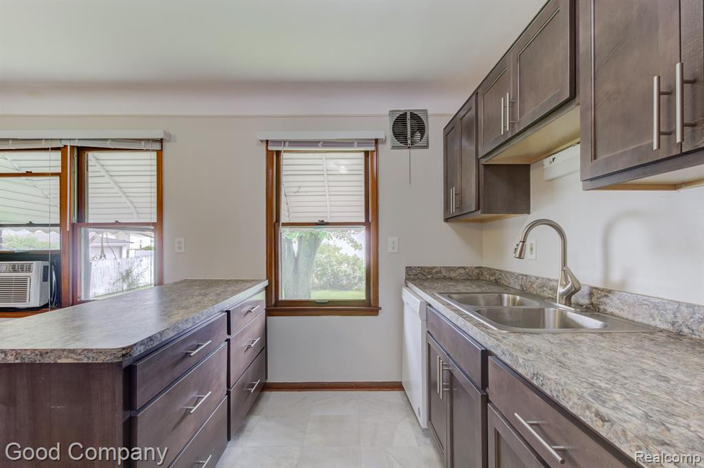 8750 W 9 MILE Road, Oak Park, MI 48237 — Photo 9