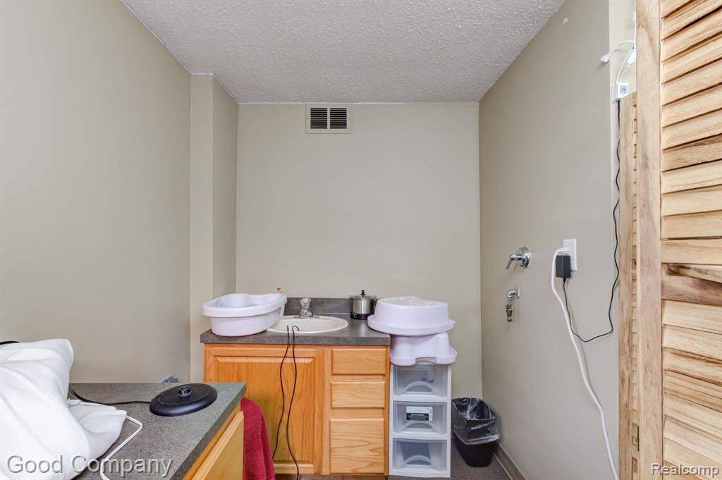 8750 W 9 MILE Road, Oak Park, MI 48237 — Photo 32