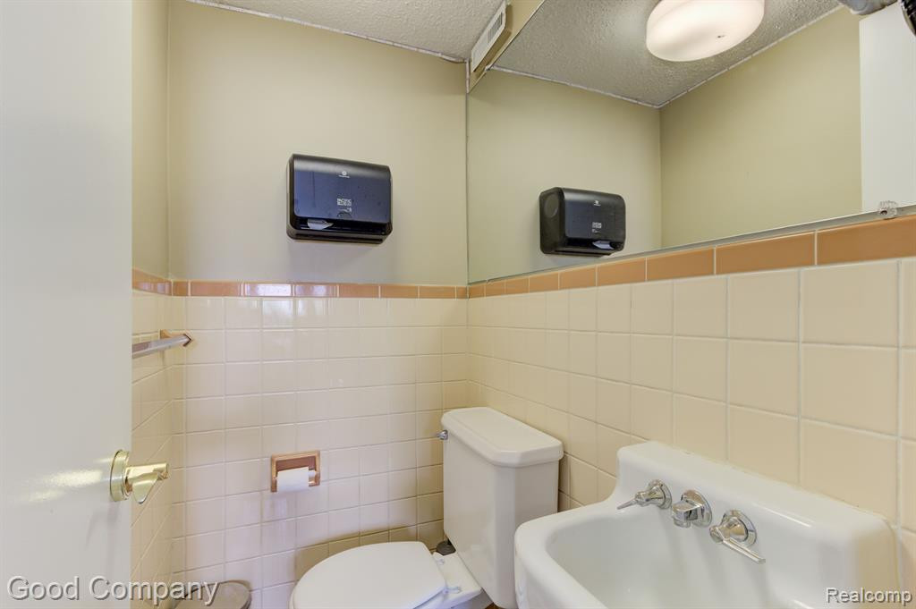 8750 W 9 MILE Road, Oak Park, MI 48237 — Photo 34