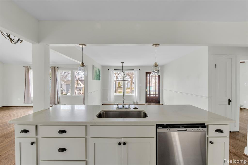 138 N NORTH SHORE Drive, Lake Orion, MI 48362 — Photo 12
