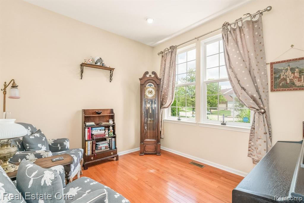 9965 W AVONDALE Circle, Ypsilanti, MI 48198 — Photo 18