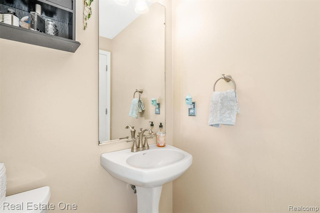 9965 W AVONDALE Circle, Ypsilanti, MI 48198 — Photo 24