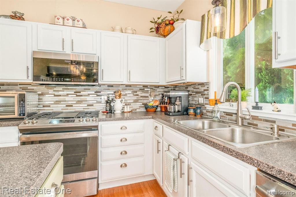 9965 W AVONDALE Circle, Ypsilanti, MI 48198 — Photo 29