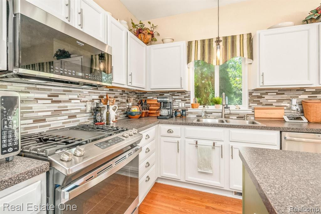 9965 W AVONDALE Circle, Ypsilanti, MI 48198 — Photo 30