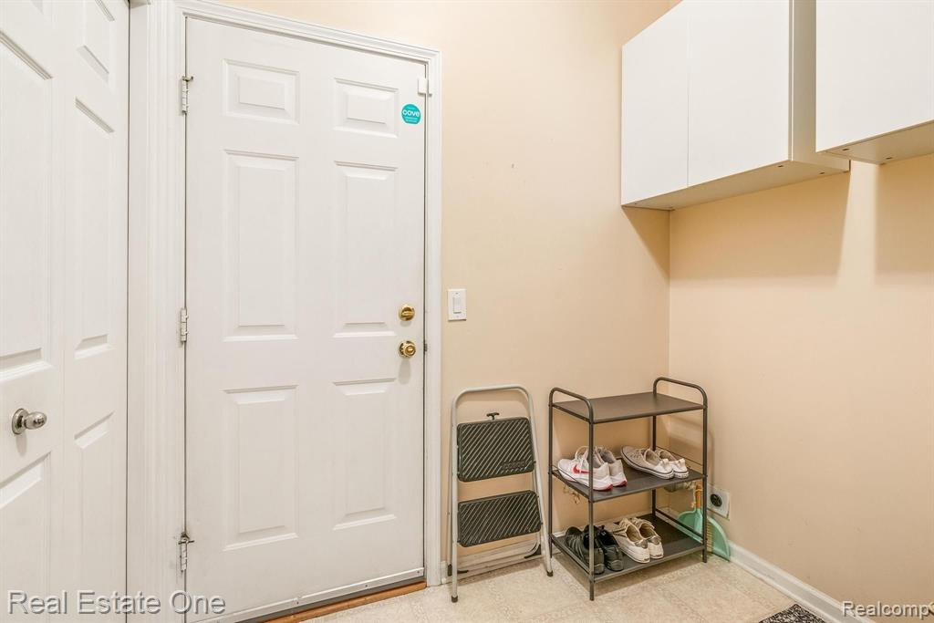 9965 W AVONDALE Circle, Ypsilanti, MI 48198 — Photo 31