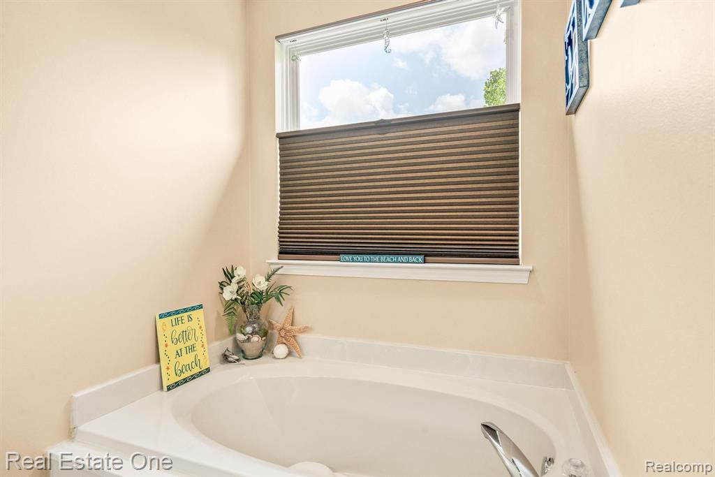 9965 W AVONDALE Circle, Ypsilanti, MI 48198 — Photo 43
