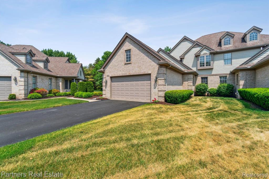 7570 WOODWIND Court, Brighton, MI 48116 — Photo 2