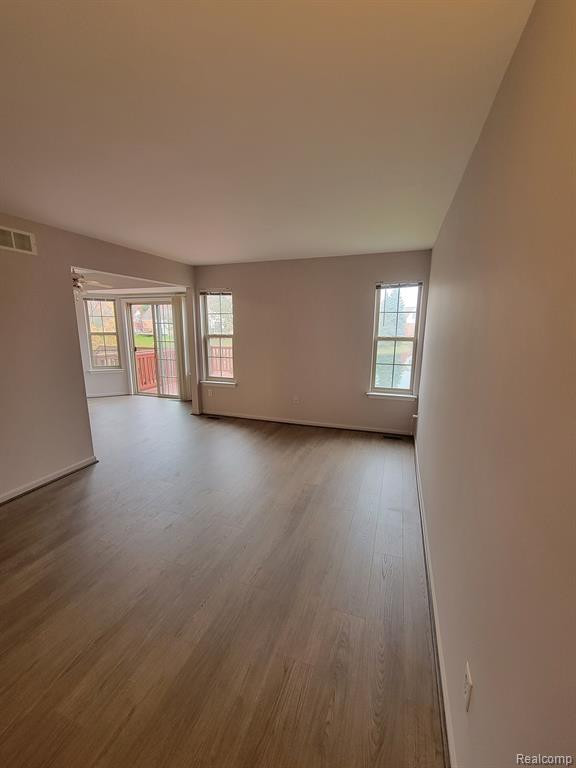 8956 E HARDWOOD Drive N, Belleville, MI 48111 — Photo 5