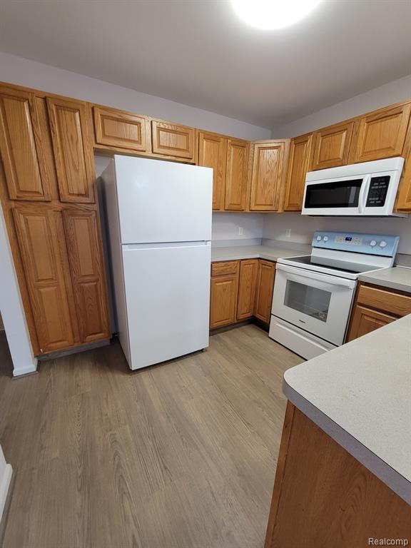 8956 E HARDWOOD Drive N, Belleville, MI 48111 — Photo 8