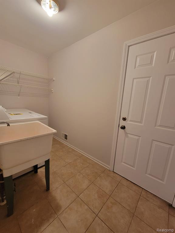 8956 E HARDWOOD Drive N, Belleville, MI 48111 — Photo 14