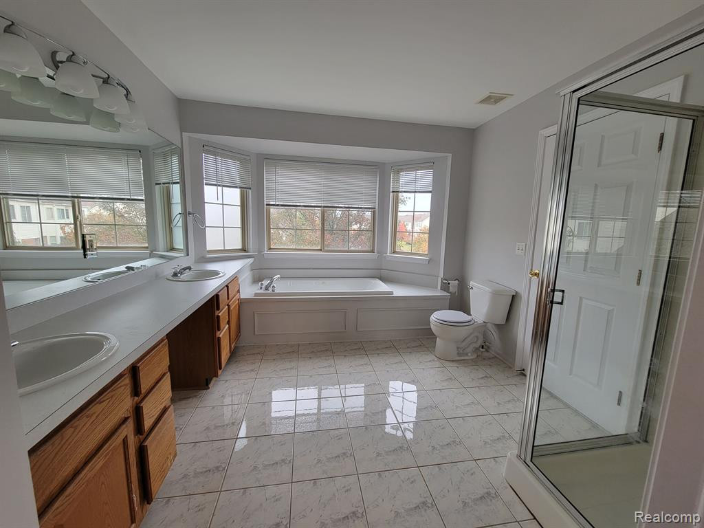 8956 E HARDWOOD Drive N, Belleville, MI 48111 — Photo 17