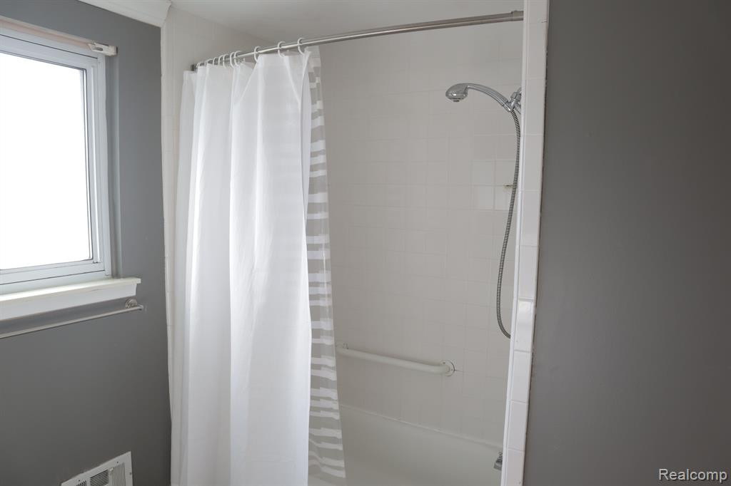 8237 BRISTOL Street, Westland, MI — Photo 27