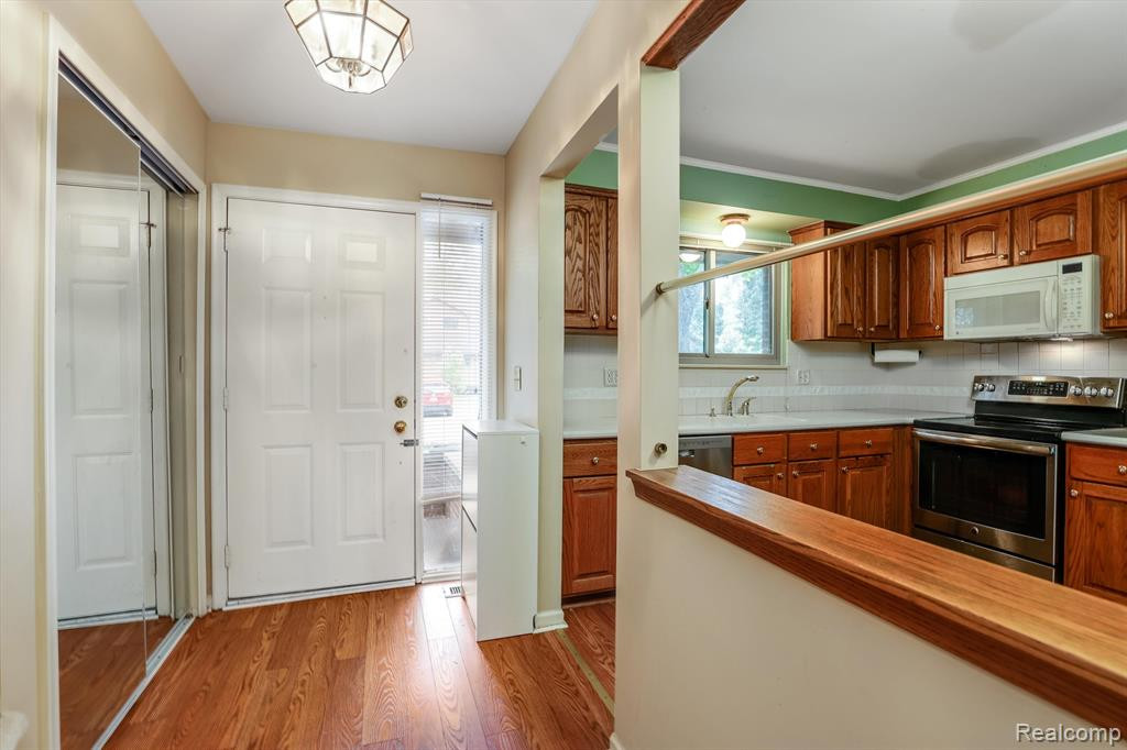 3610 OLD CREEK Road, Troy, MI 48084 — Photo 7