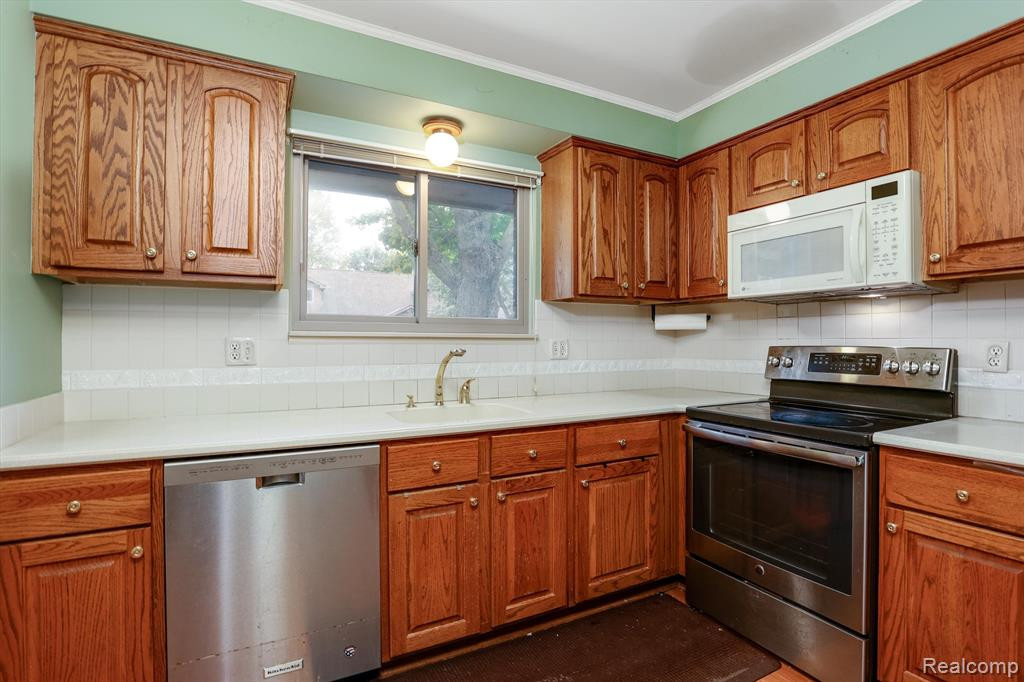 3610 OLD CREEK Road, Troy, MI 48084 — Photo 9