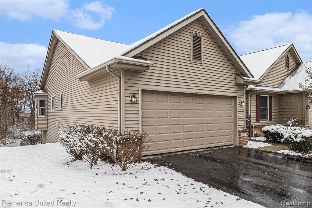 939 PERSIMMON Drive, Brighton, MI 48116 — Photo 2