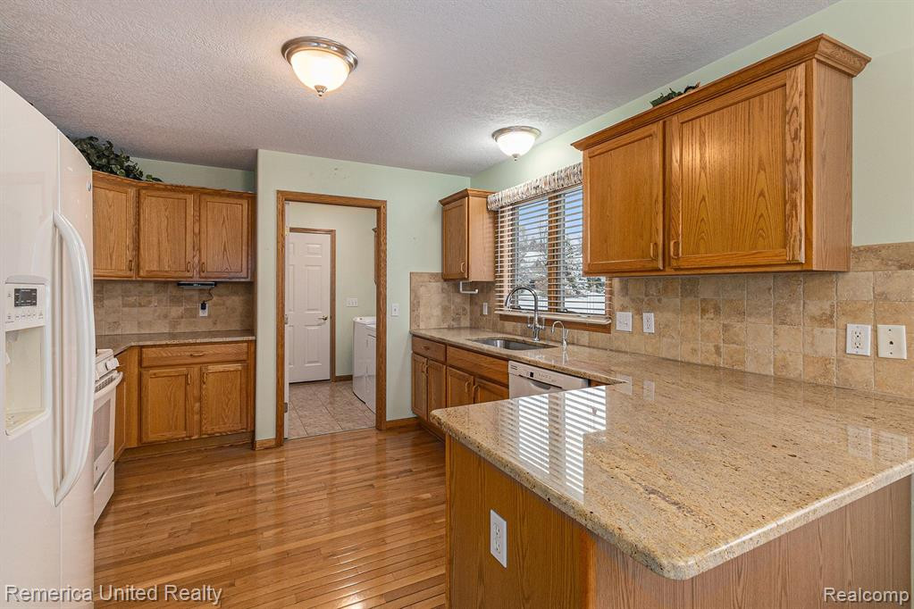 939 PERSIMMON Drive, Brighton, MI 48116 — Photo 11