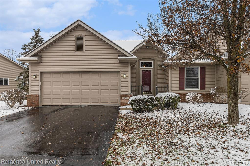 939 PERSIMMON Drive, Brighton, MI 48116 — Photo 32