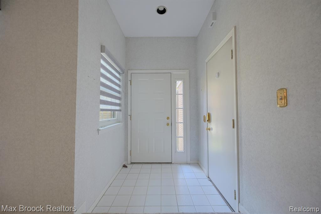 29389 BREEZEWOOD, Farmington Hills, MI 48331 — Photo 2