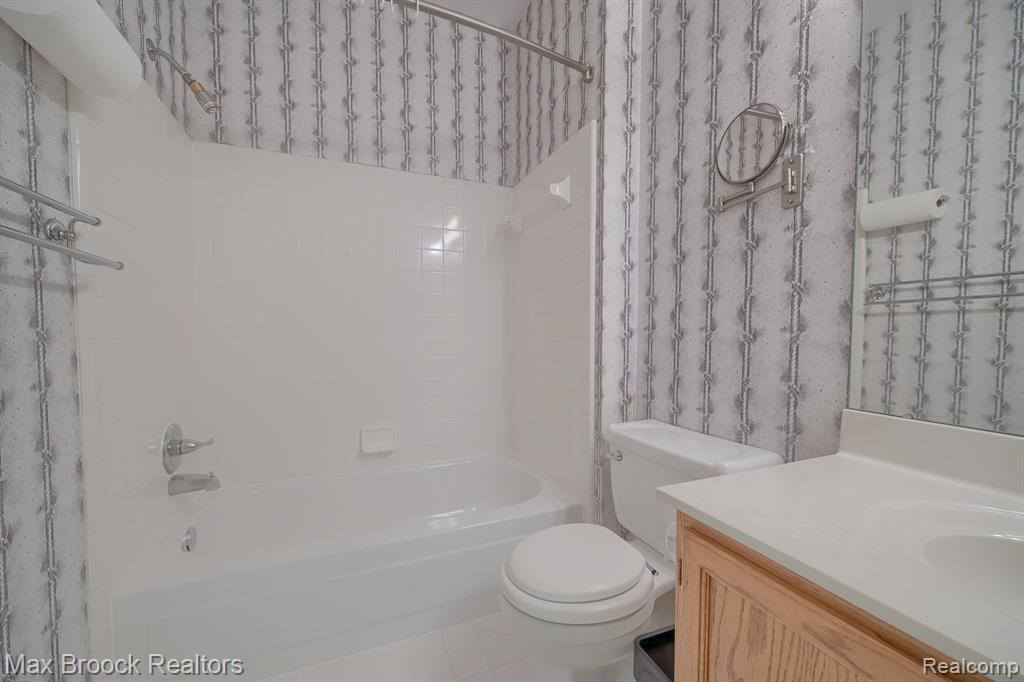 29389 BREEZEWOOD, Farmington Hills, MI 48331 — Photo 22