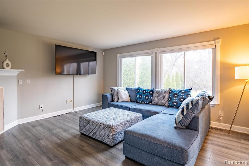 44174 STONEBRIDGE Drive, Van Buren, MI 48111 — Photo 4
