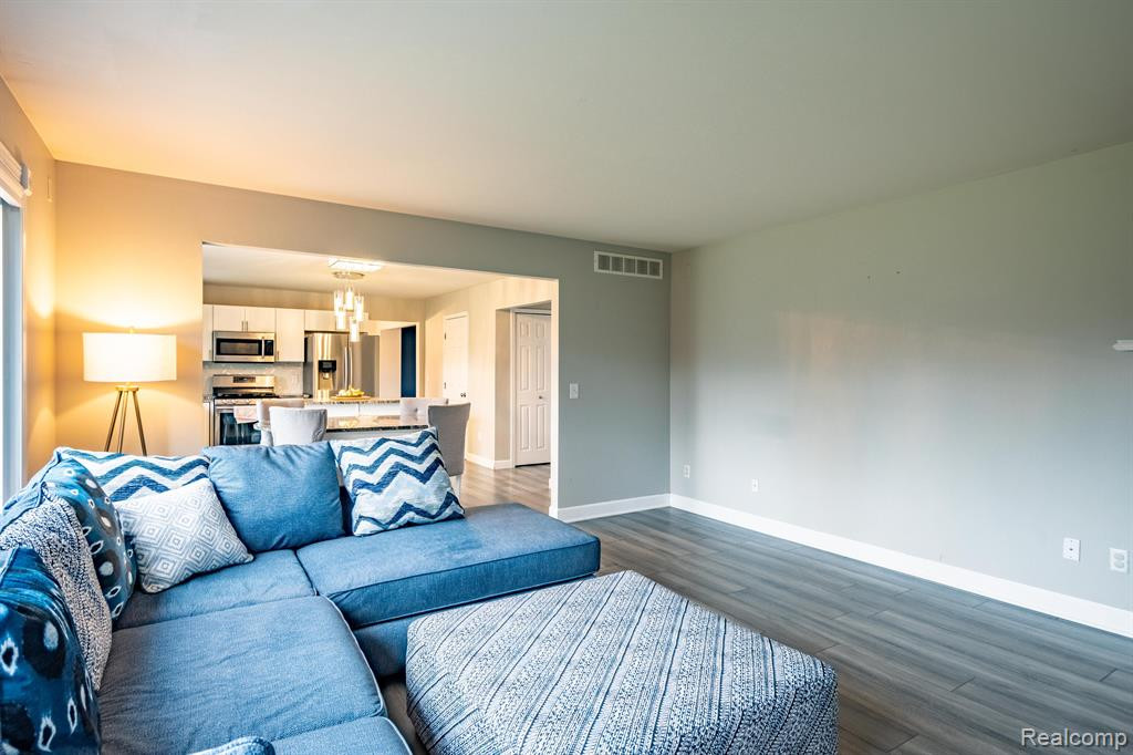 44174 STONEBRIDGE Drive, Van Buren, MI 48111 — Photo 16