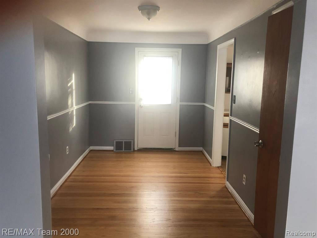 8306 GRAYFIELD Street, Dearborn Heights, MI 48127 — Photo 7