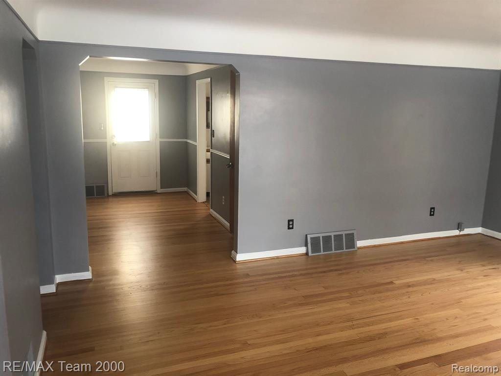 8306 GRAYFIELD Street, Dearborn Heights, MI 48127 — Photo 8