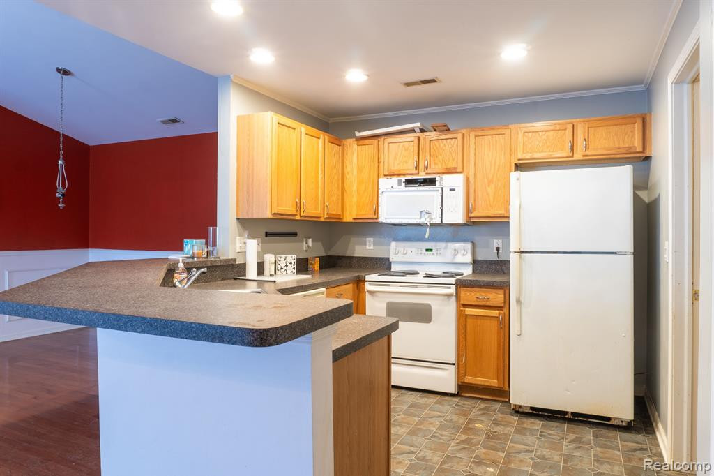 12202 CHESAPEAKE Circle, Walled Lake, MI 48390 — Photo 4