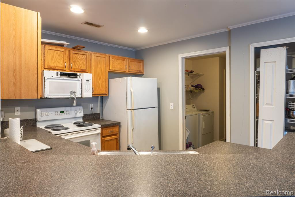 12202 CHESAPEAKE Circle, Walled Lake, MI 48390 — Photo 10