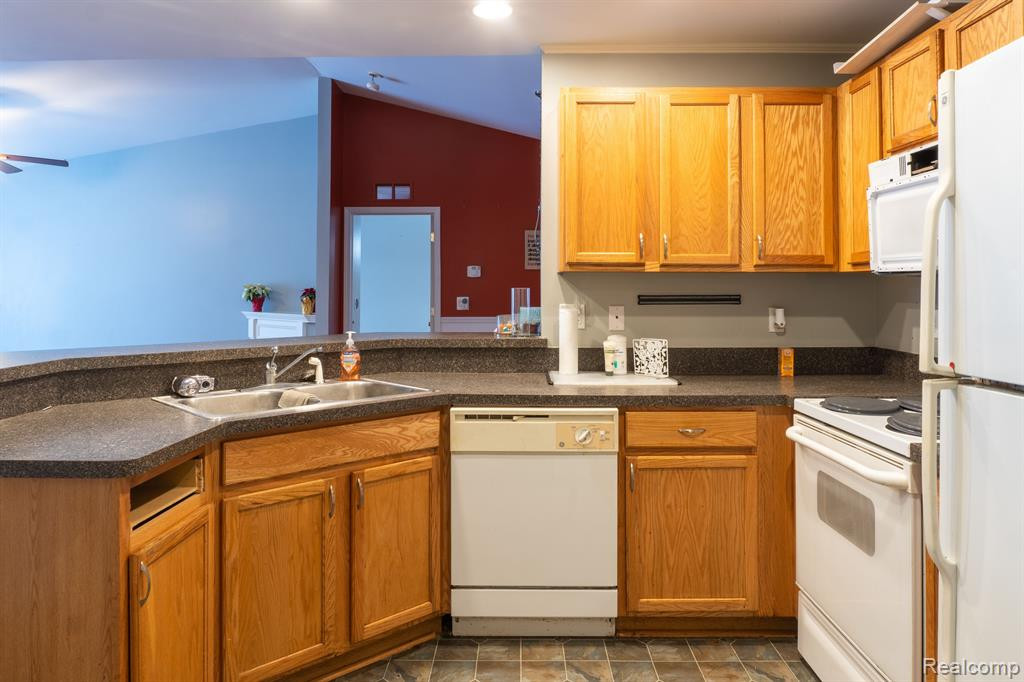 12202 CHESAPEAKE Circle, Walled Lake, MI 48390 — Photo 11