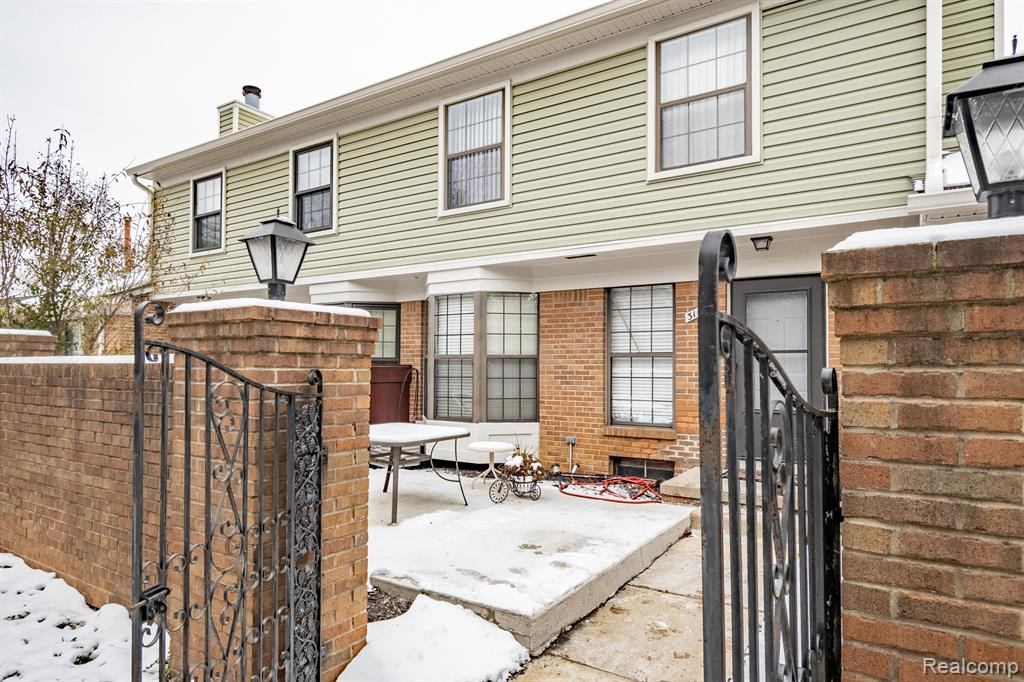 31107 COUNTRY, Farmington Hills, MI 48331 — front exterior