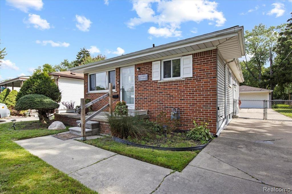 5009 CAMPBELL Street, Dearborn Heights, MI 48125 — front exterior