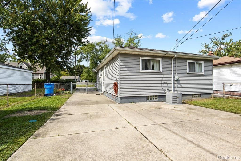 5009 CAMPBELL Street, Dearborn Heights, MI 48125 — Photo 4