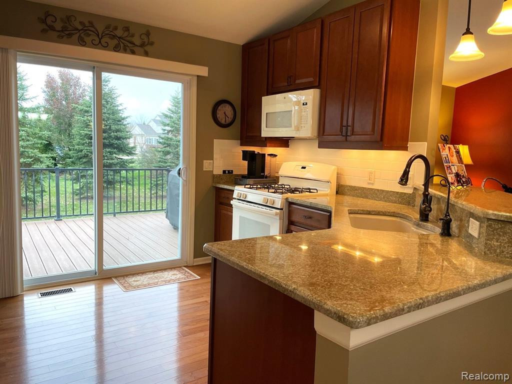 1078 PADDOCK Drive, South Lyon, MI 48178 — Photo 7