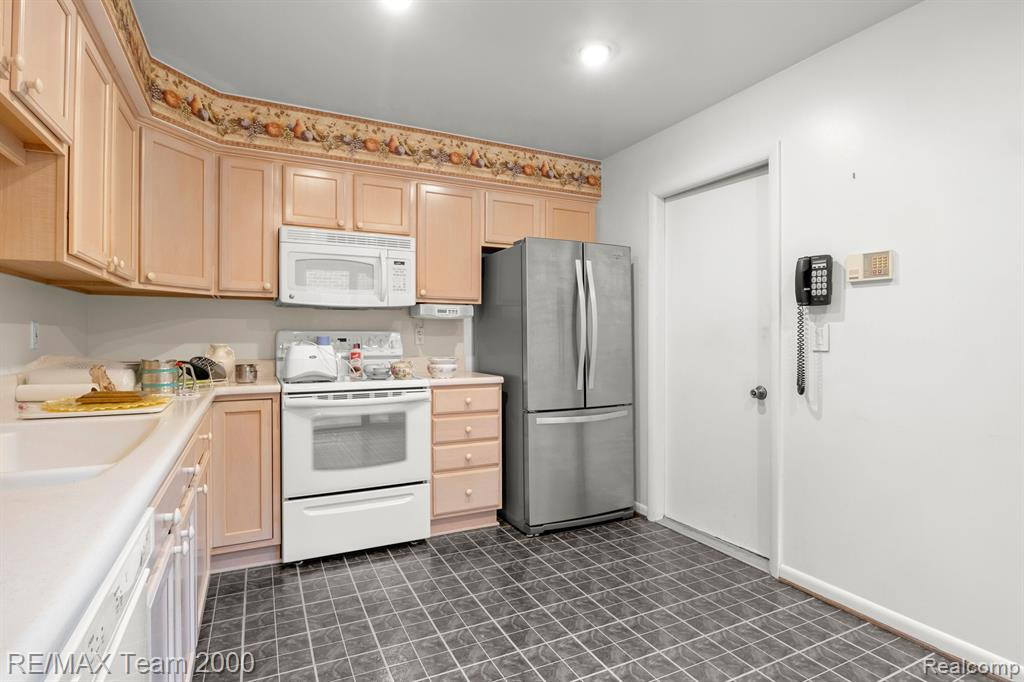 3134 LINDENWOOD Drive, 141, Dearborn, MI 48120 — Photo 13
