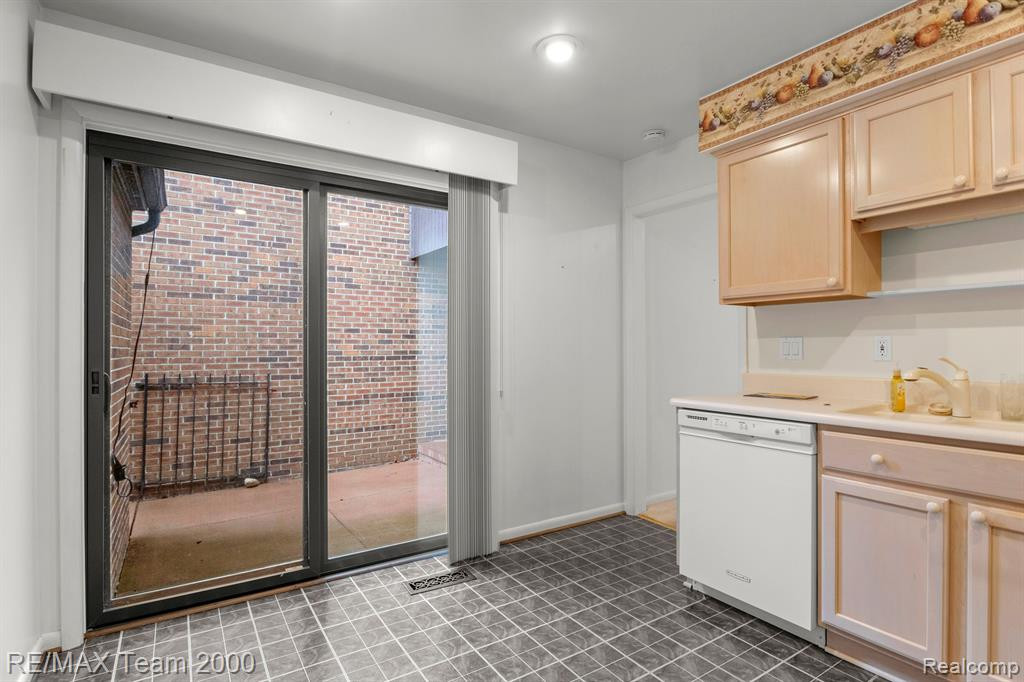 3134 LINDENWOOD Drive, 141, Dearborn, MI 48120 — Photo 17