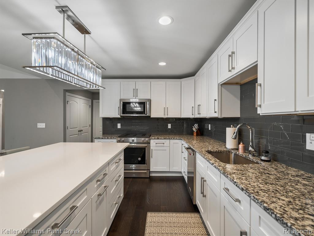 14855 STONEY BROOK Drive W, Shelby Twp, MI 48315 — Photo 10