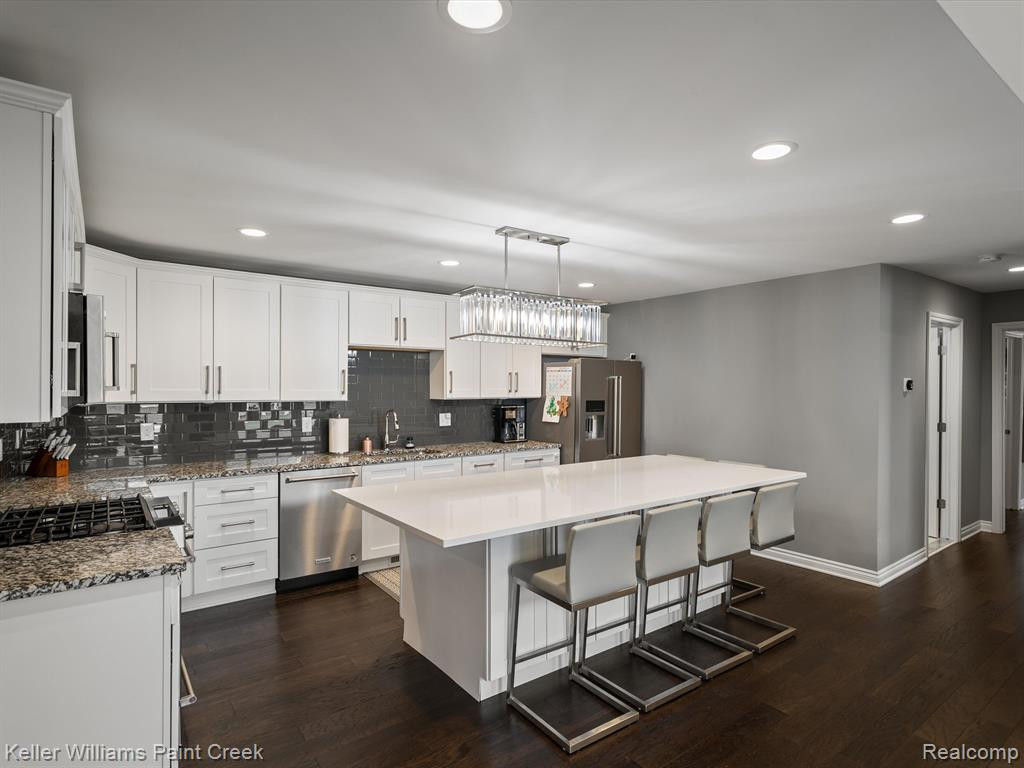 14855 STONEY BROOK Drive W, Shelby Twp, MI 48315 — Photo 11