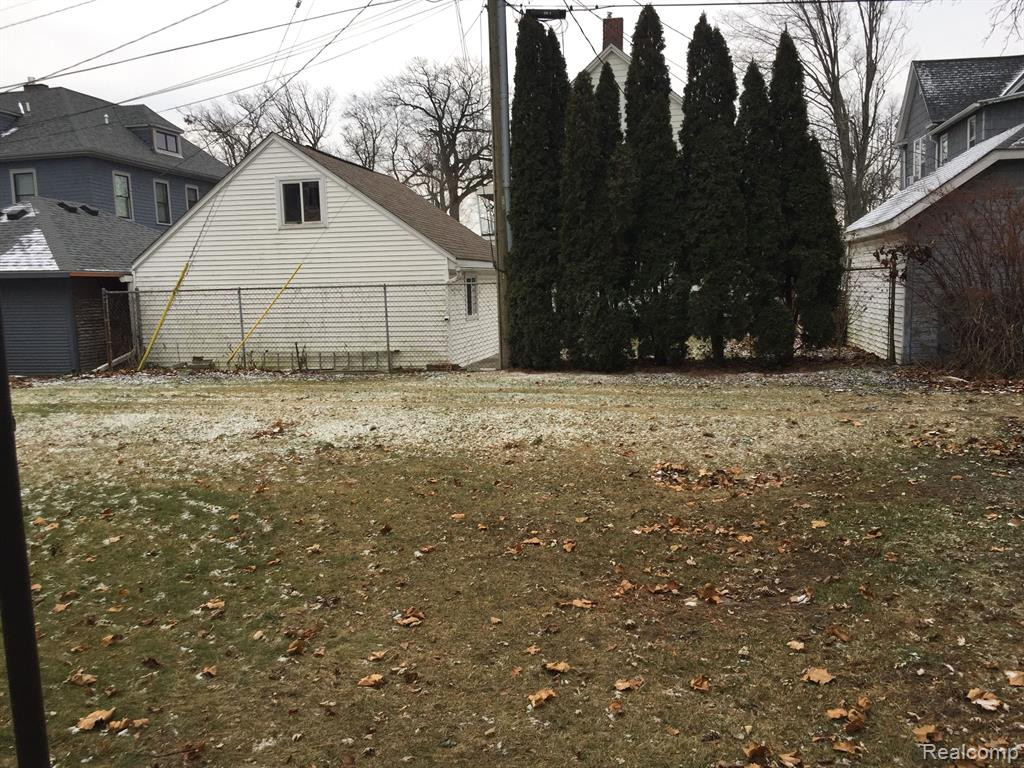 814 SEDGWICK Street, Port Huron, MI 48060 — Photo 8