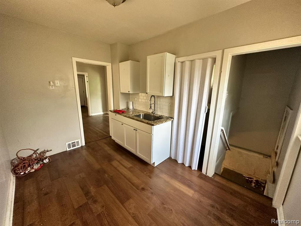 8976 CLARION Street, Detroit, MI 48213 — Photo 6