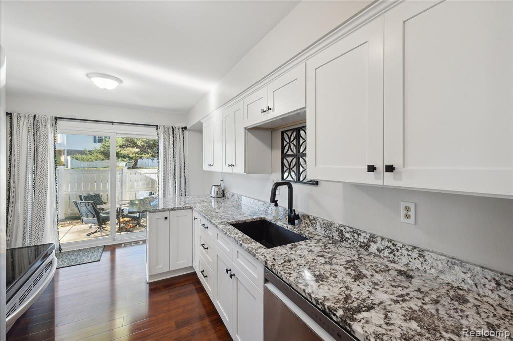 42104 ROSCOMMON Street, Northville, MI 48167 — Photo 5