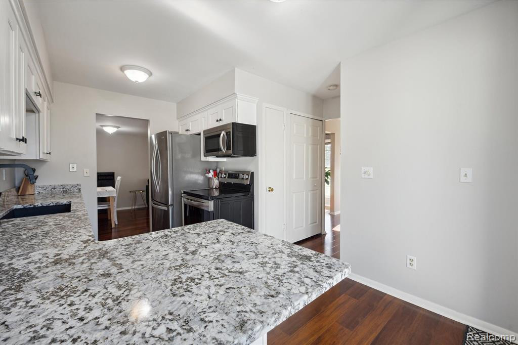 42104 ROSCOMMON Street, Northville, MI 48167 — Photo 10