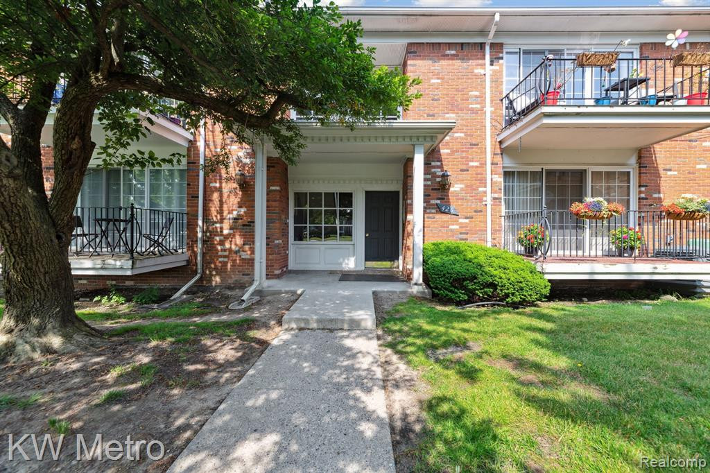 426 FOX HILLS Drive N, A-5, Bloomfield Hills, MI 48304 — front exterior