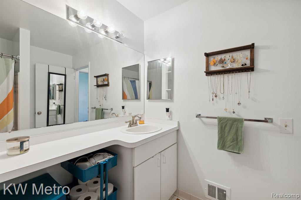 426 FOX HILLS Drive N, A-5, Bloomfield Hills, MI 48304 — Photo 19