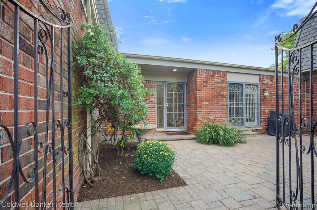 1005 STRATFORD Lane, Bloomfield Hills, MI 48304 — Photo 3