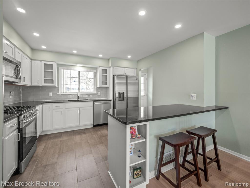 530 FOX HILLS Drive S, Bloomfield Hills, MI 48304 — Photo 3