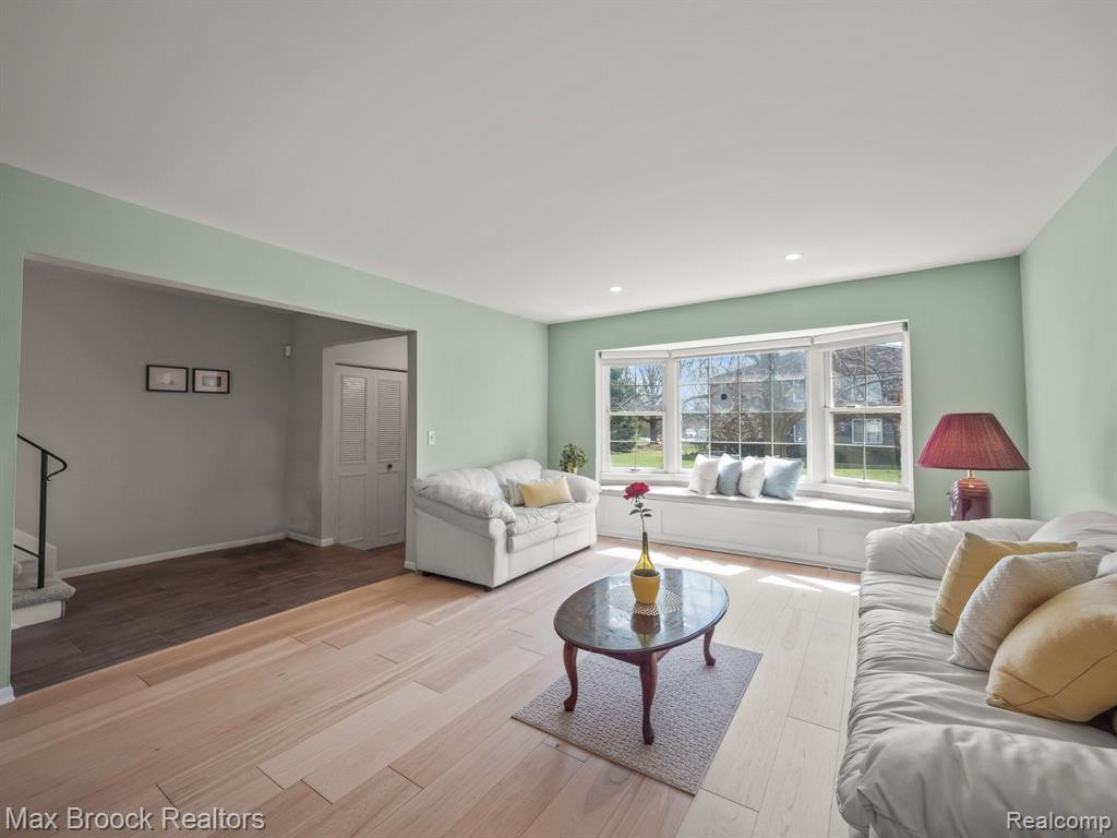 530 FOX HILLS Drive S, Bloomfield Hills, MI 48304 — Photo 9