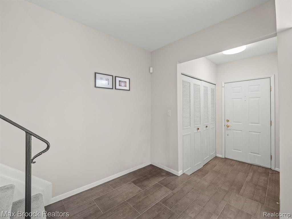 530 FOX HILLS Drive S, Bloomfield Hills, MI 48304 — Photo 13