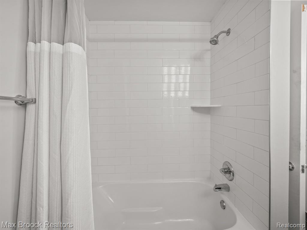 530 FOX HILLS Drive S, Bloomfield Hills, MI 48304 — Photo 16